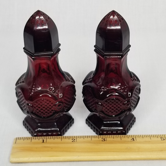 Vintage Avon 1876 Cape Cod Collection Ruby Red Glass Salt And Pepper Shaker Set - Picture 11 of 12